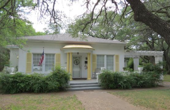 1300 Wall Street, Brady, Texas.  Spacious 1940&#8217;s stucco home with large, beautiful backyard!