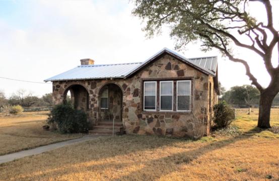 15889 Oak St, Fredonia, TX  Nice 3/2 renovated home!