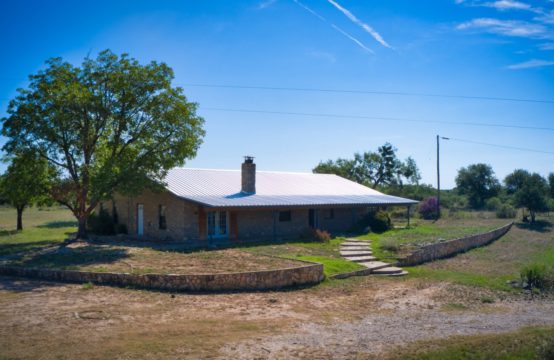426 London Oaks Road, London, TX 29.26 Acres and Rock Residence